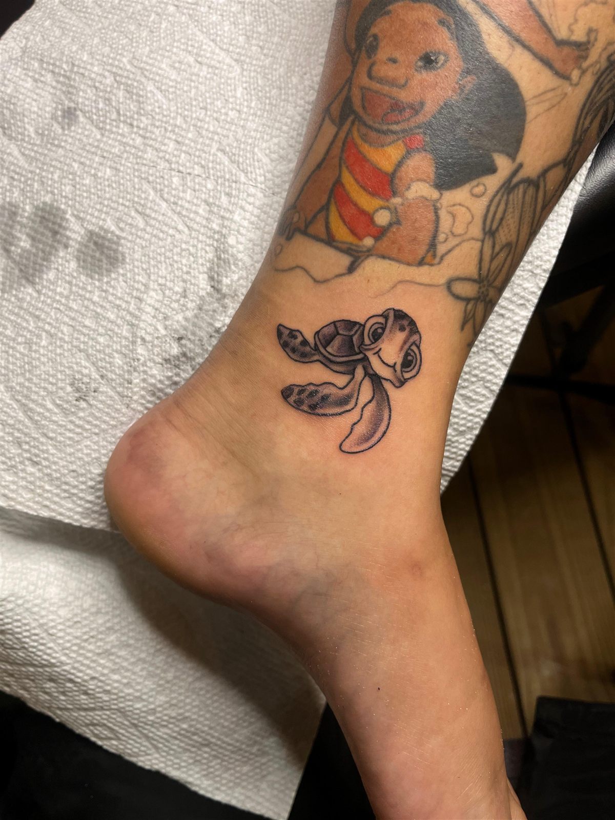 Small cartoon sea turtle, colour, ankle